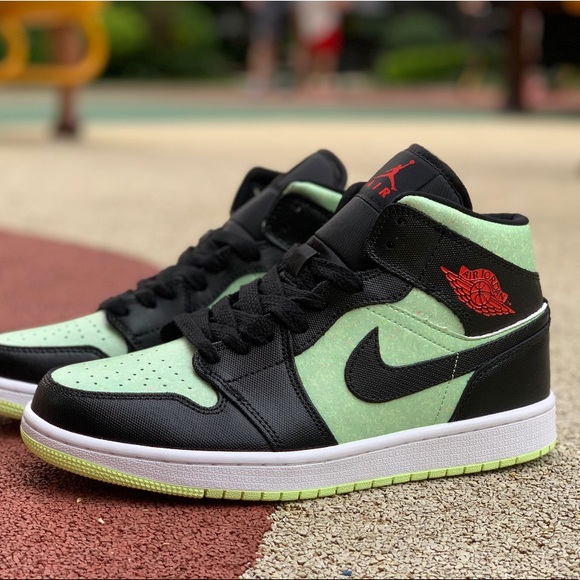 air jordan 1 mid se barely volt